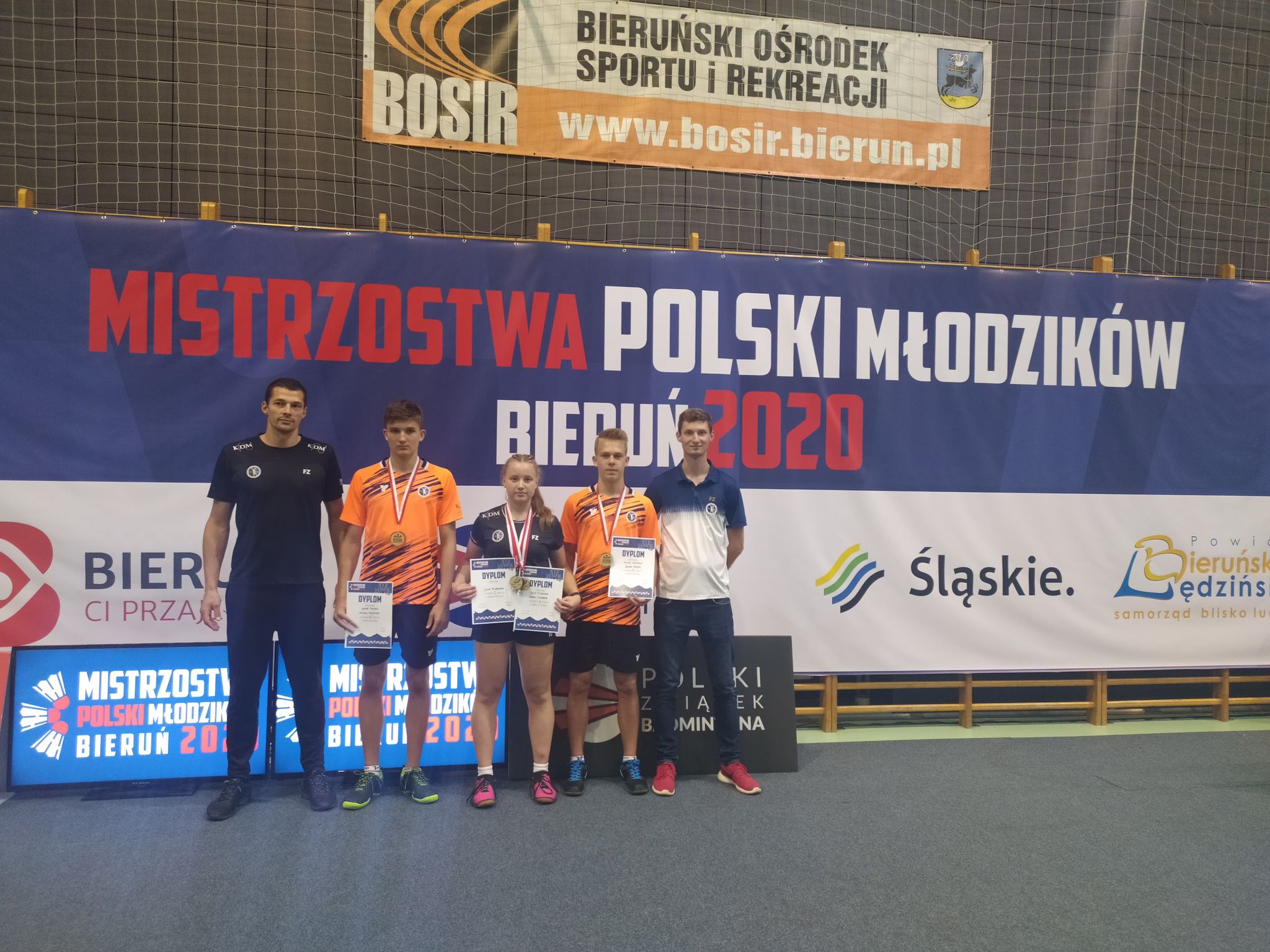 Zawodnicy klubu z Mazańcowic z medalami i dyplomami Mistrzostw Polski Młodzików w Badmintonie 