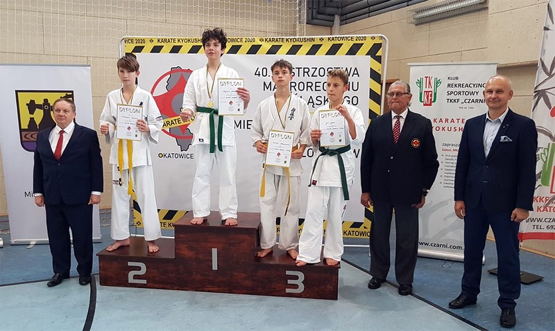 Wojtek Mistrz Makroregionu Młodzików Karate Kyokushin ze złotym medalem podczas dekoracji.