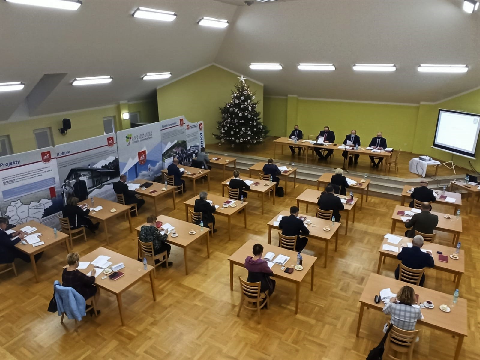 Zdjęcie z sali widowiskowej Drzewiarza z sesji rady gminy z wójtem.