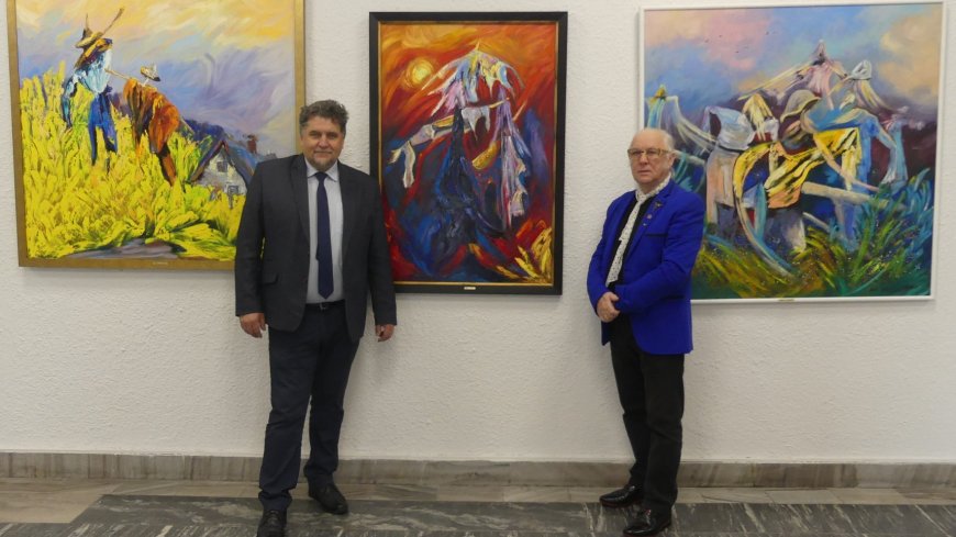 Wicestarosta bielski z artystą Florianem Kohutem na wystawie sztuki malarza.