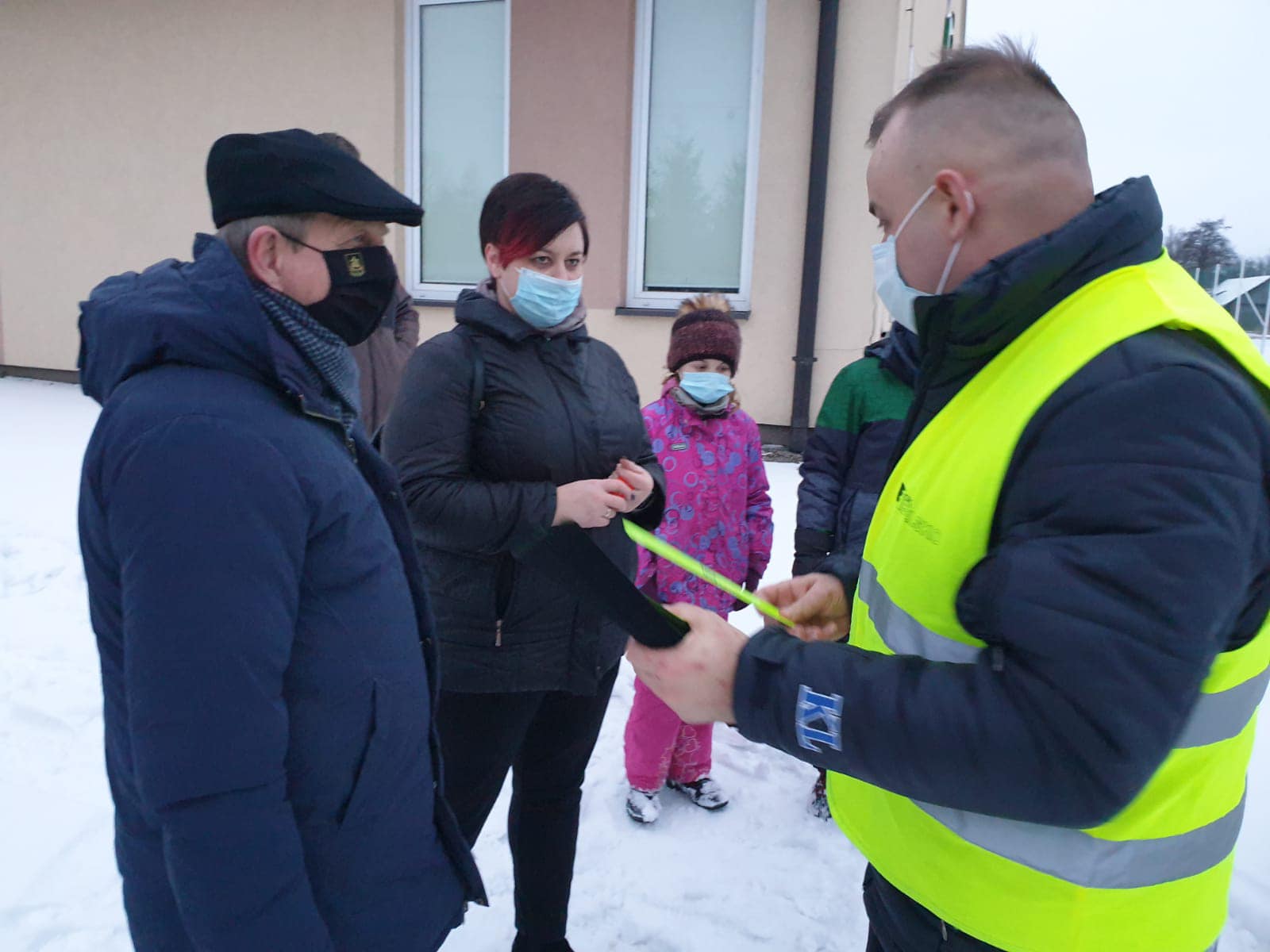 Zastępca wójta gminy rozmawia z dziennikarzem Radia Bielsko.