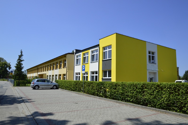 Budynek szkoły w Międzyrzeczu Górnym.