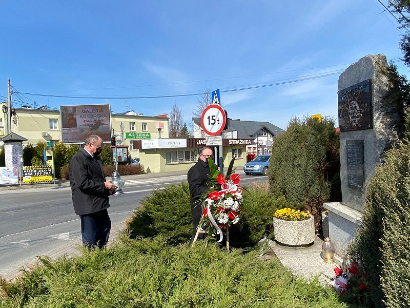 Władze samorządowe gminy Jasienica składają wieniec w miejscu pamięci obok Urzędu Gminy.