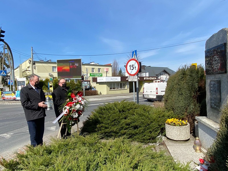 Wójt Janusz Pierzyna oraz przewodniczący Rady Gminy Jasienica Czesław Machalica pod Pomnikiem obok Urzędu Gminy
