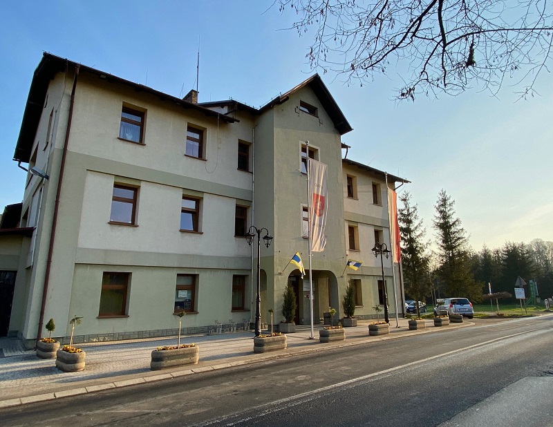 Budynek Urzędu Gminy Jasienica z flagami.