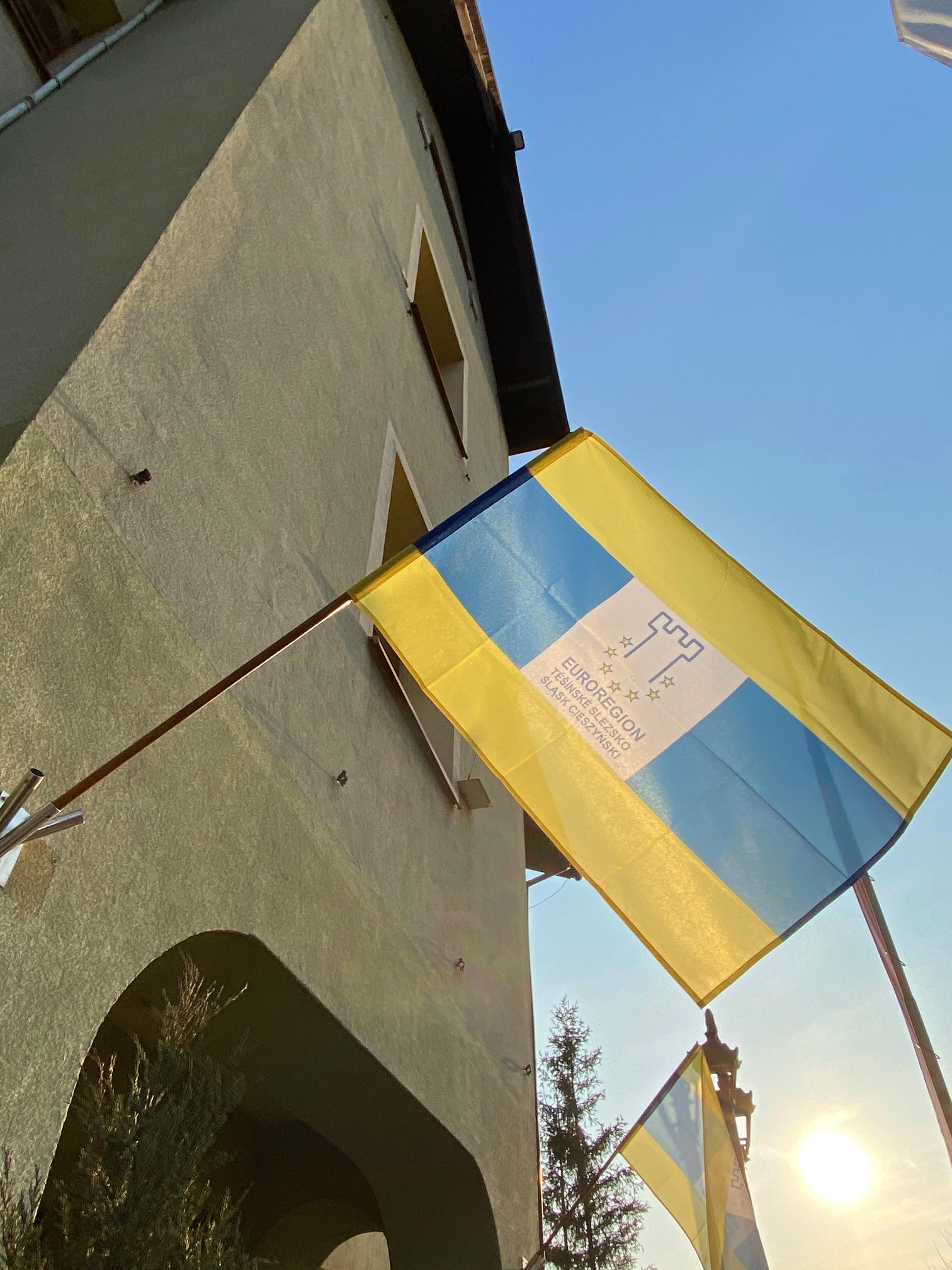 Flaga zawieszona na budynku Urzędu Gminy Jasienica.