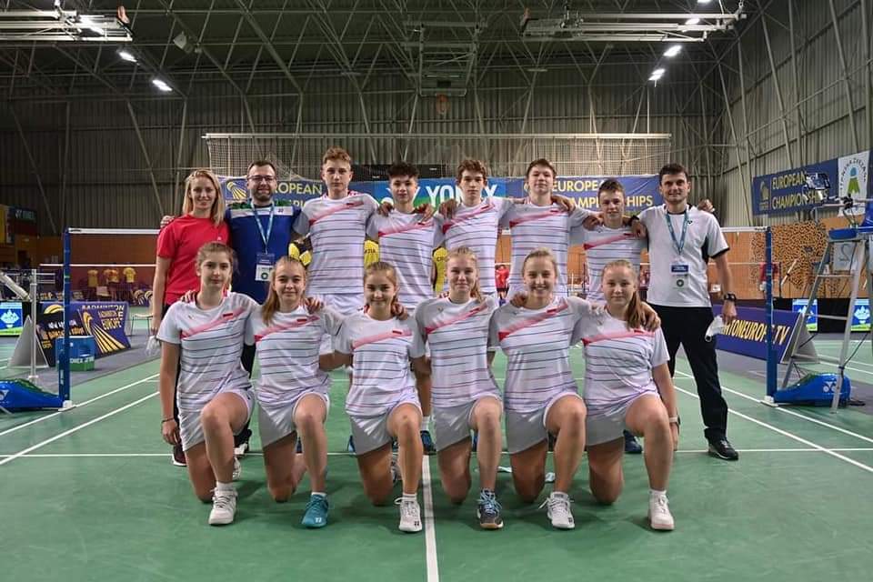 Zawodnicy na Mistrzostwach Europy U17 w Badmintonie. W pierwszym rzędzie pierwsza z prawej Julia Piwowar.