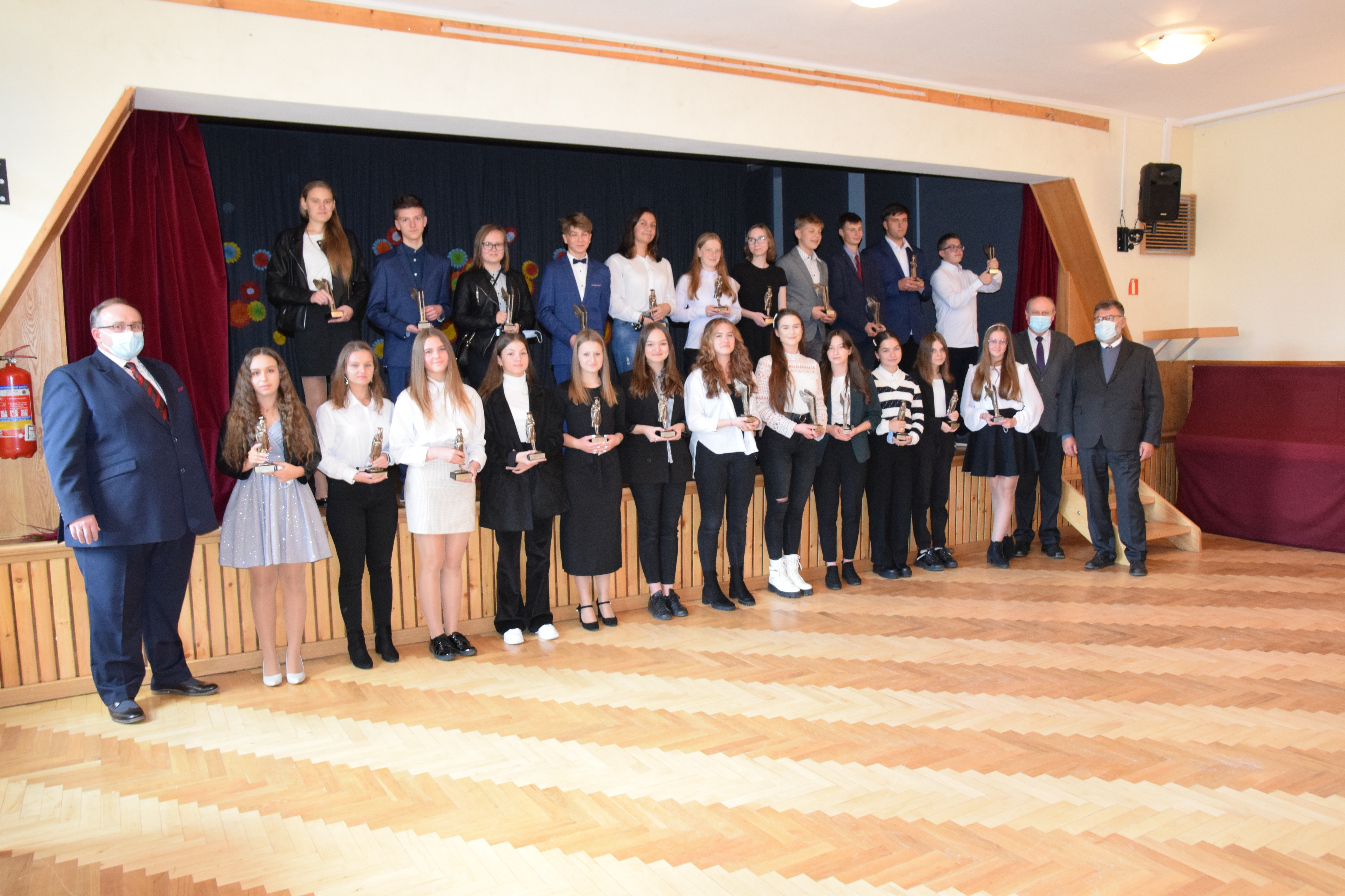 Na wspólnym zdjęciu wójt, przewodniczący rady gminy wraz z 23 najlepszymi uczniami, którzy zakończyli naukę w szkołach podstawowych na terenie gminy Jasienica.