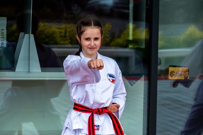 Marta Grysztar w tradycyjnym stroju taekwondo.